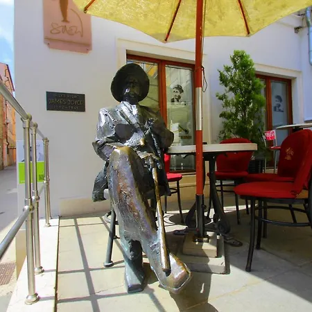 Center & 아파트 풀라